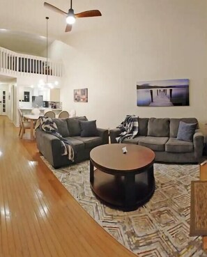 Téléviseur connecté, foyer, jeux vidéo, lecteur de DVD