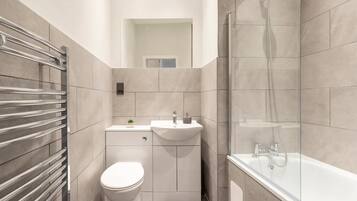 Apartment | Bathroom | Combined shower/bathtub, deep-soaking bathtub, towels