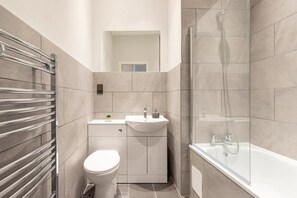 Apartment | Bathroom | Combined shower/bathtub, deep-soaking bathtub, towels - Stunning Newly Furnished Ground Floor Apartment (Glasgow)