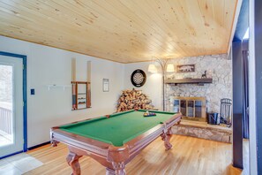 Game room - Ruidoso Cabin Retreat w/ Multi-Level Deck (Ruidoso)
