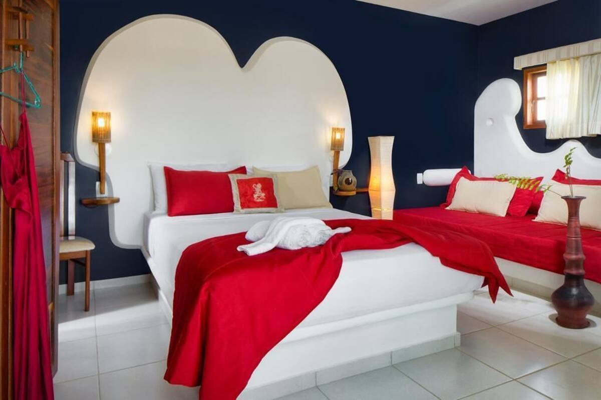 Habitación cuádruple Deluxe | Ropa de cama de alta calidad y caja de seguridad en la habitación 