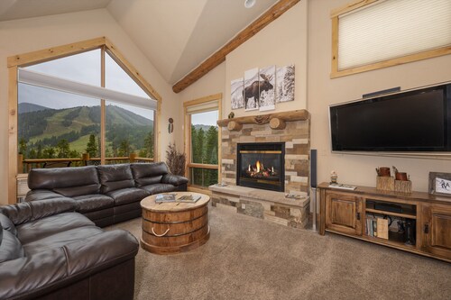 Mountain retreat w/ hot tub & resort access