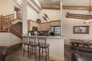 Frigorífico, microondas, horno y placa de cocina