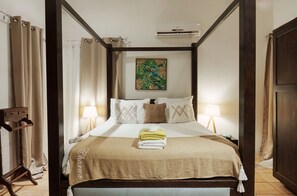 Caja de seguridad en la habitación y escritorio 