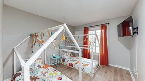 4 bedrooms, iron/ironing board, travel crib, free WiFi - Game Day Getaway: Play, Relax, Make Memories (Canton)