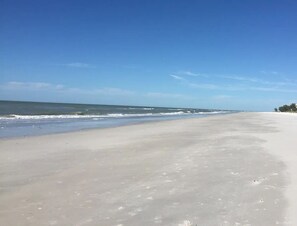 Solsenger og strandhåndklær