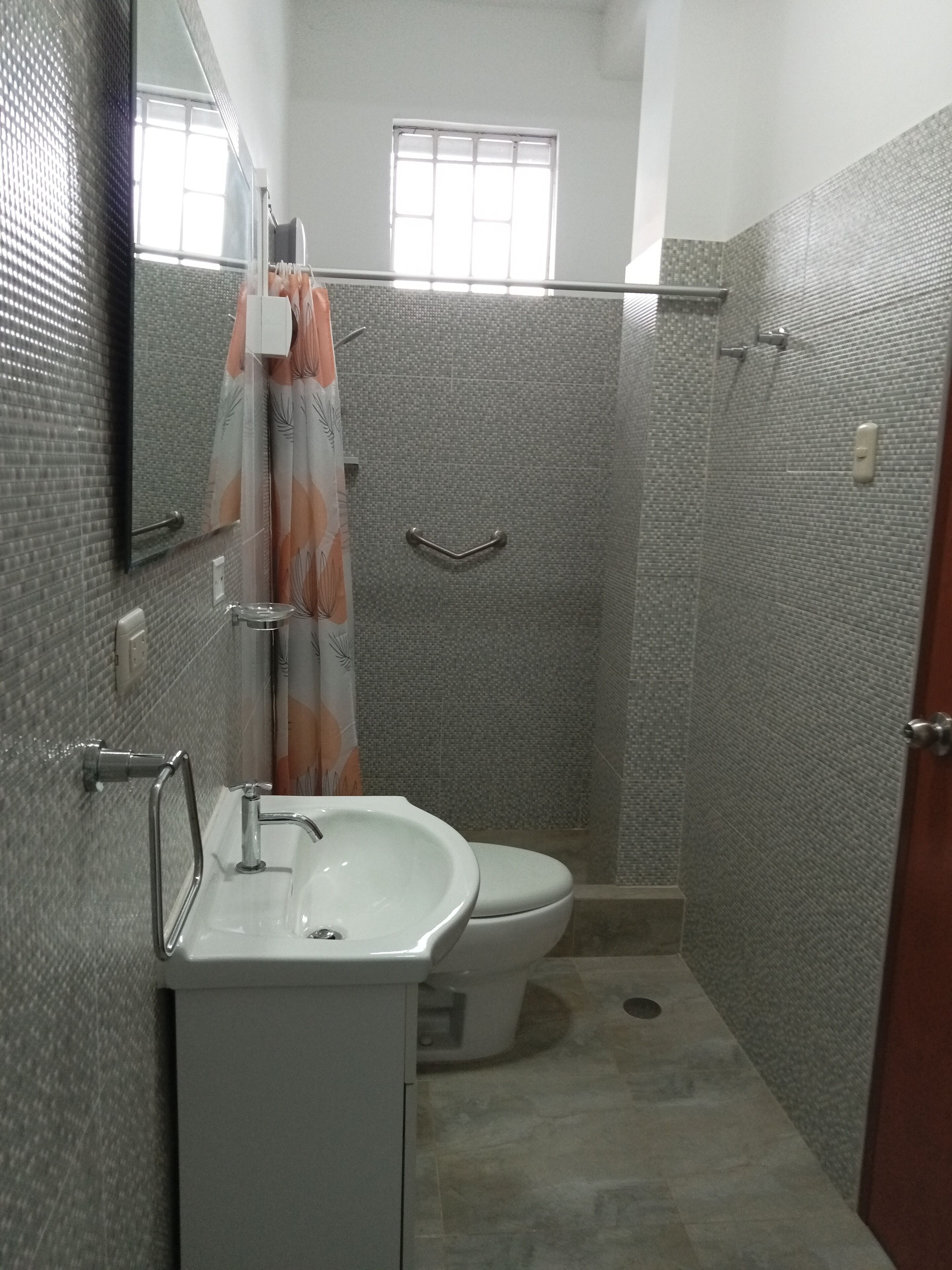 Bruser, hårtørrer, håndklæder, Sæbe