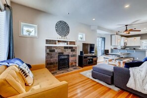 Smart TV, books, printers - Beautiful, BIG, Bungalow! Near DT! All the Extras! (Denver)