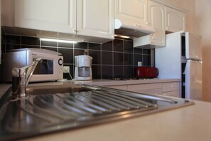 Kühlschrank, Mikrowelle, Ofen, Geschirrspüler