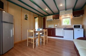 Kylskåp, mikrovågsugn, ugn och diskmaskin