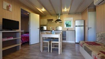 Een koelkast, een microgolfoven, een oven, een vaatwasser