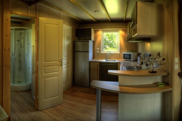 Kylskåp, mikrovågsugn, ugn och diskmaskin