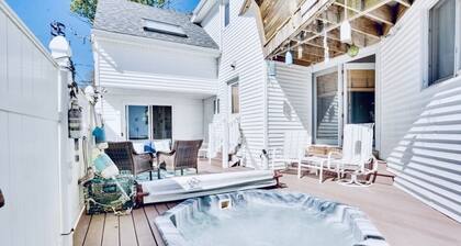 Turquoise Cottage - Indoor Pool,Hot Tub,Bring Your Pup,Short Walk to North Beach