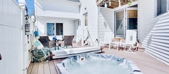 Turquoise Cottage - Indoor Pool,Hot Tub,Bring Your Pup,Short Walk to North Beach