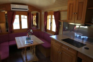 Dining - 4/5 people trailers (MONTREAL)