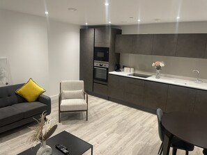 Fridge, microwave, oven, stovetop - Mannie Deluxe Luxury Apartment (Manchester)