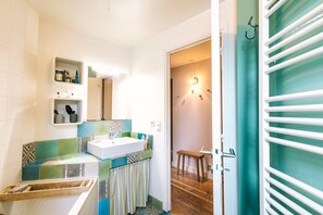 Haartrockner, Handtücher, Seife, Toilettenpapier
