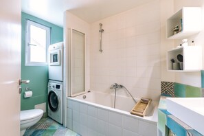 Hair dryer, towels, soap, toilet paper - Duplex Lumineux de 90 m2 Avec Terrasse Végétalisée (Paris)