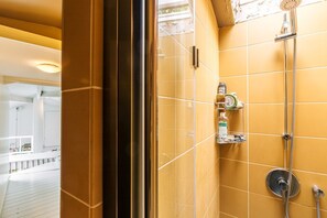 Haartrockner, Handtücher, Seife, Toilettenpapier