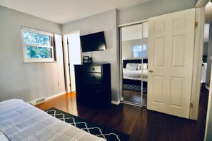 4 bedrooms, in-room safe, desk, iron/ironing board - Ohio Themed! Freshly Updated! (Loveland)