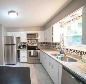 Fridge, microwave, oven, stovetop - Ohio Themed! Freshly Updated! (Loveland)