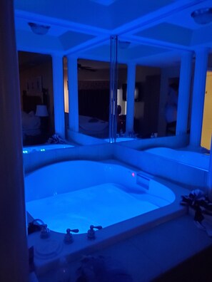 Hair dryer, towels, soap, toilet paper - Orlando Condo Right next to Disney.
luxury Resort  (Kissimmee)