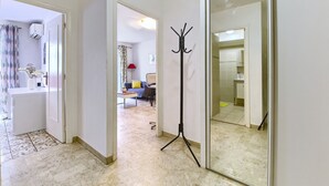 Una sala de estar moderna con un sofá, una mesa de centro y una lámpara de pie.