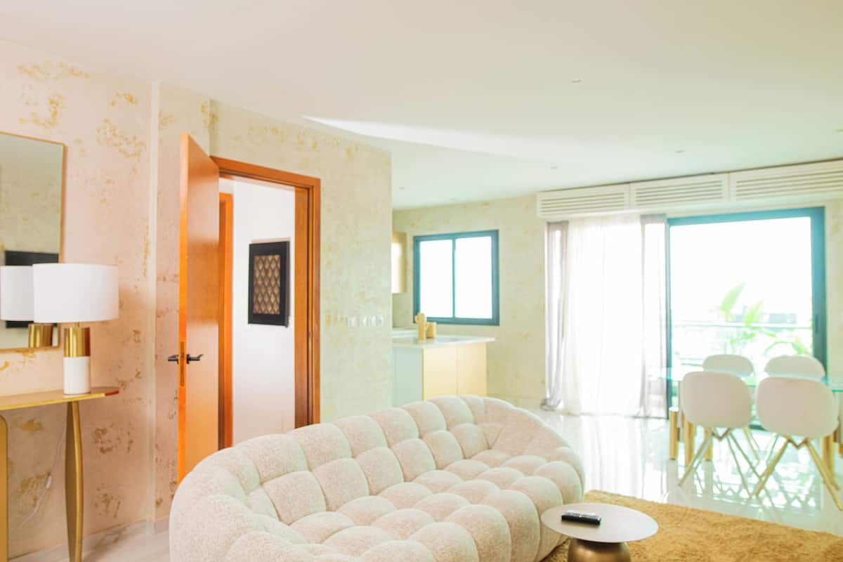 Apartamento ejecutivo, baño privado (Dubaï) | Zona de estar | Televisión de pantalla plana de 55 pulgadas con canales por satélite