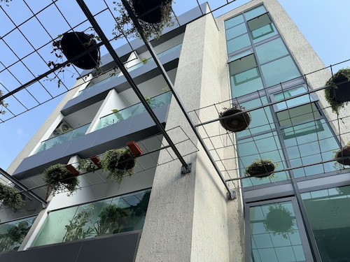 The Six Apparthotel