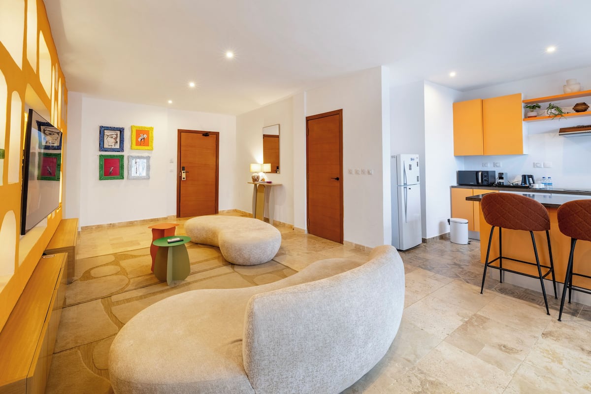 Apartamento ejecutivo, baño privado (Appartement Barcelone) | Zona de estar | Televisión de pantalla plana de 55 pulgadas con canales por satélite