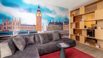 Apartment, Balcony (Appartement London) | Living area | 55-inch flat-screen TV with satellite channels