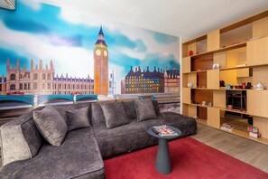 Appartement, balkon (Appartement London) | Woonruimte | Een 55-inch flatscreentelevisie met satellietzenders