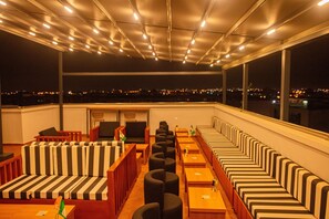 2 bars/lounges