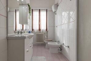 Dusche, Haartrockner, Bidet