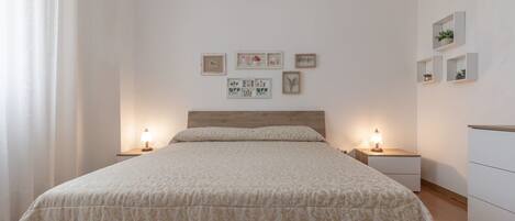 2 عدّة غرف نوم ومكواة/لوح كي وسرير سفر وواي فاي مجانًا