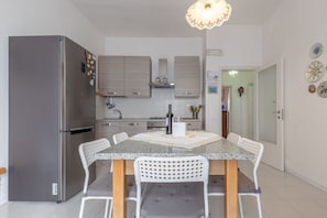 Frigorifero, microonde, forno, piano cottura