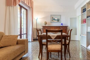 TV, fireplace - Italian Experience - Il Colle Sul Mare Holiday Home (Porto Recanati)