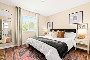 1 bedroom, desk, iron/ironing board, free WiFi - Brand New! Lower Flat 1BR Near Downtown, Roseville (Roseville)