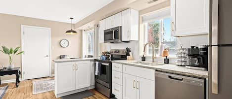 Een koelkast, een microgolfoven, een oven, een kookplaat