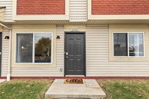 Exterior detail - Brand New! Lower Flat 1BR Near Downtown, Roseville (Roseville)
