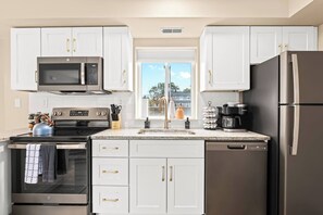 Fridge, microwave, oven, stovetop - Brand New! Lower Flat 1BR Near Downtown, Roseville (Roseville)