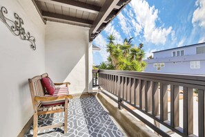 Property grounds - Historic "Spanish Jewel" at HOLLYWOOD BEACH (Oxnard)