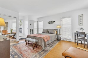 4 bedrooms, iron/ironing board, travel cot, Internet