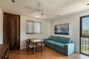 Deluxe Bungalow | Living area