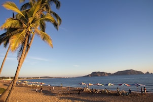 En la playa, sombrillas, toallas de playa