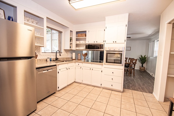 Een koelkast, een magnetron, een oven, een kookplaat