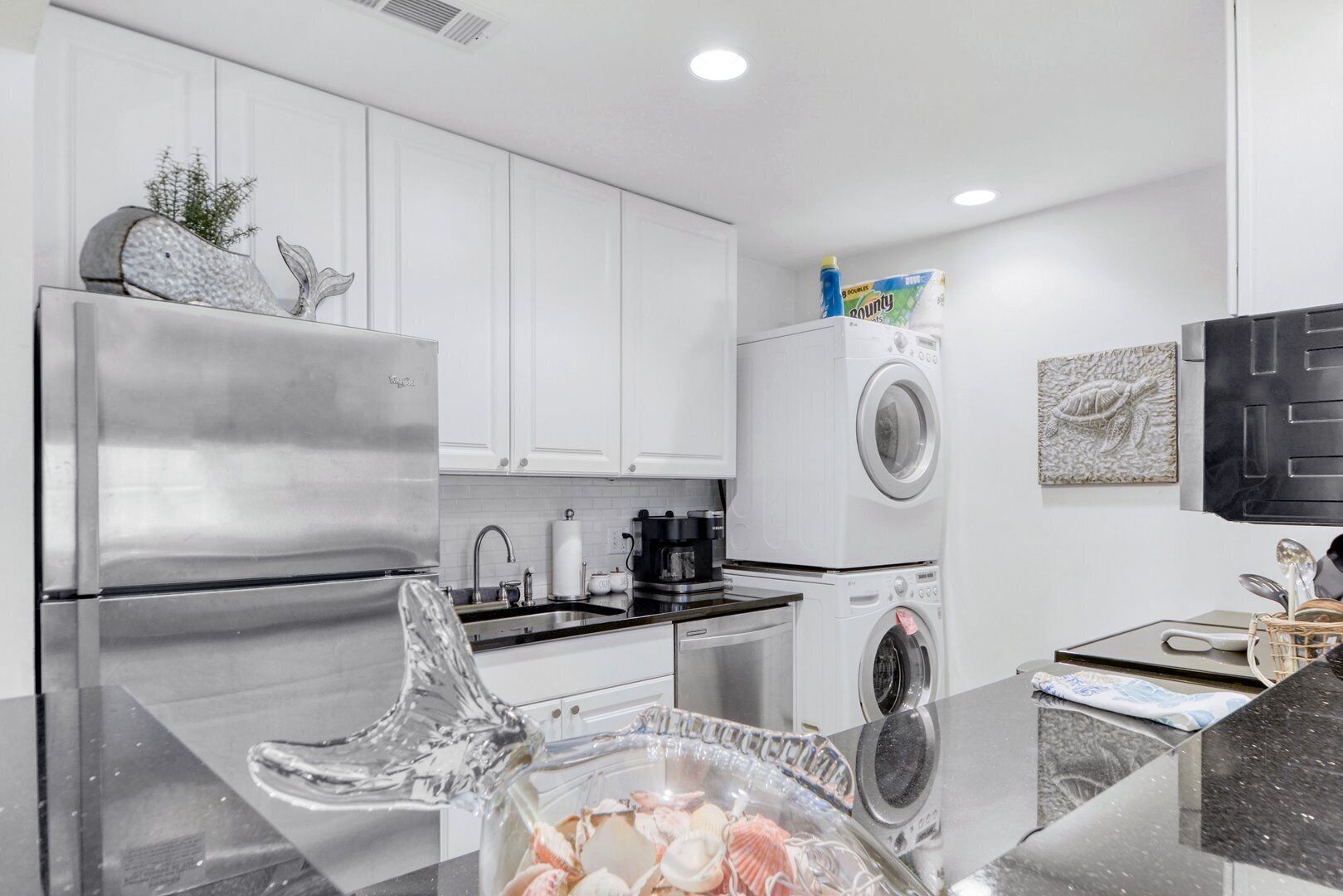 Een koelkast, een magnetron, een oven, een kookplaat