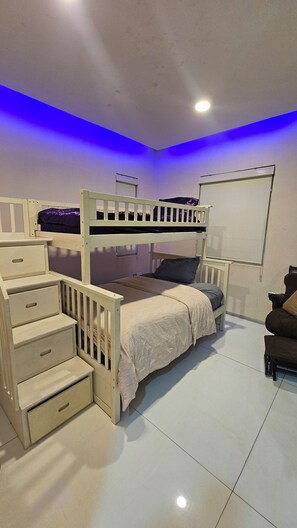 3 bedrooms, iron/ironing board, WiFi - Luxury 3 bed apartment on Gerrard road in Ikoyi, Lagos. (Lagos)