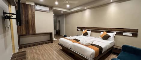Deluxe Room | 1 bedroom, premium bedding, in-room safe, desk