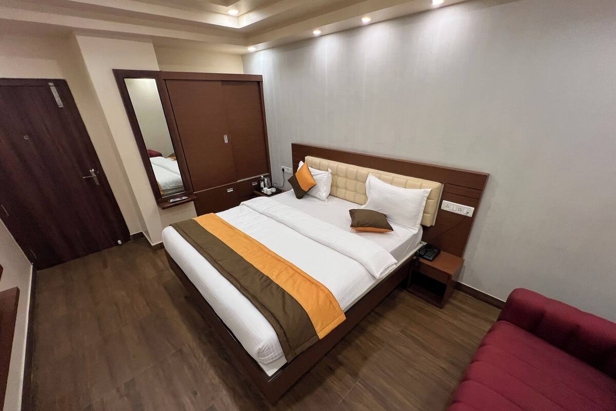 Standard Room | Premium bedding, in-room safe, desk, laptop workspace